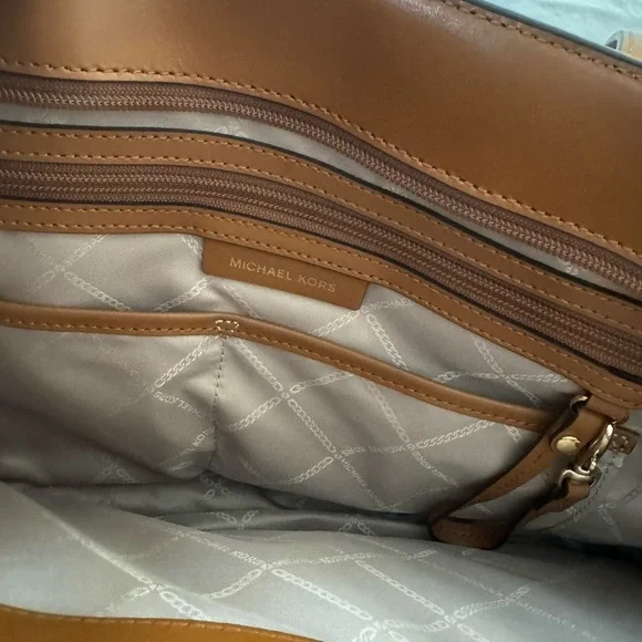 Michael KORS Voyager Medium Logo Tote Bag - Picture 6 of 9